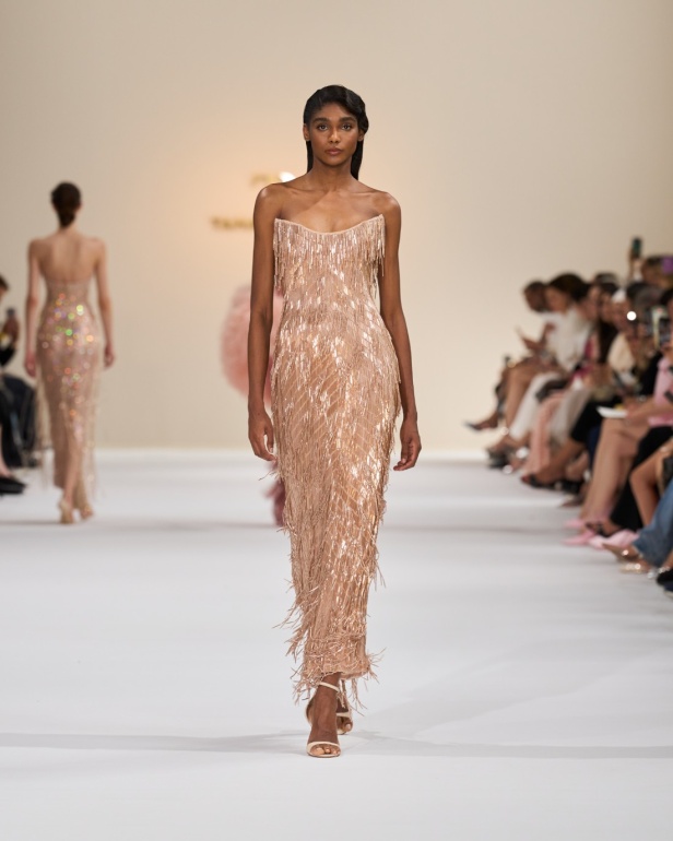 "تمارا رالف" تبدع في تقديم مجموعة كوتور مستوحاة من الآرت ديكو.. وتكشف لـ"هي": المرأة العربية تقدّر الموضة والرفاهية (فيديو)