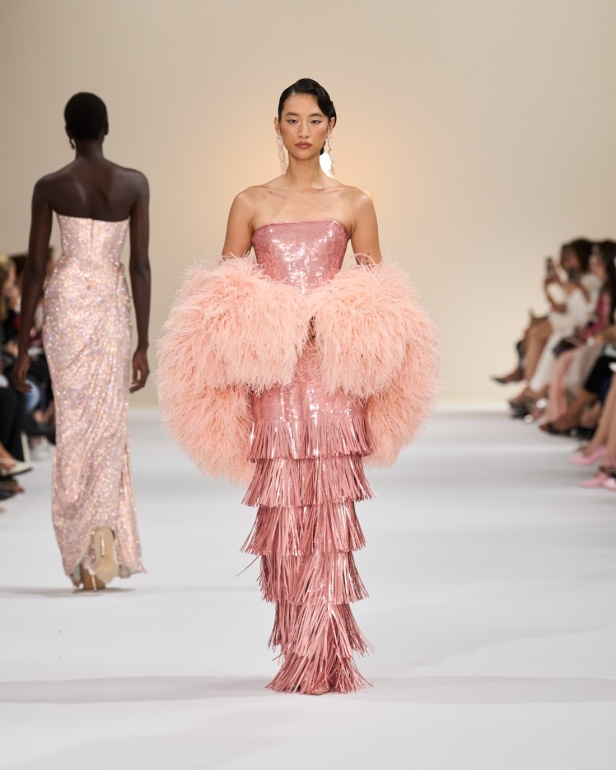 "تمارا رالف" تبدع في تقديم مجموعة كوتور مستوحاة من الآرت ديكو.. وتكشف لـ"هي": المرأة العربية تقدّر الموضة والرفاهية (فيديو)