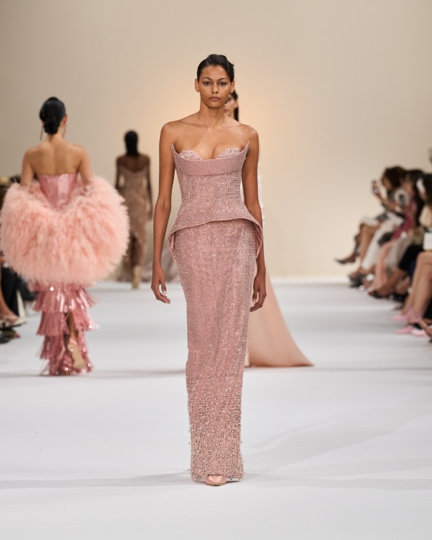 "تمارا رالف" تبدع في تقديم مجموعة كوتور مستوحاة من الآرت ديكو.. وتكشف لـ"هي": المرأة العربية تقدّر الموضة والرفاهية (فيديو)