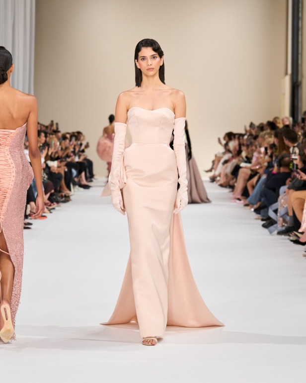 "تمارا رالف" تبدع في تقديم مجموعة كوتور مستوحاة من الآرت ديكو.. وتكشف لـ"هي": المرأة العربية تقدّر الموضة والرفاهية (فيديو)