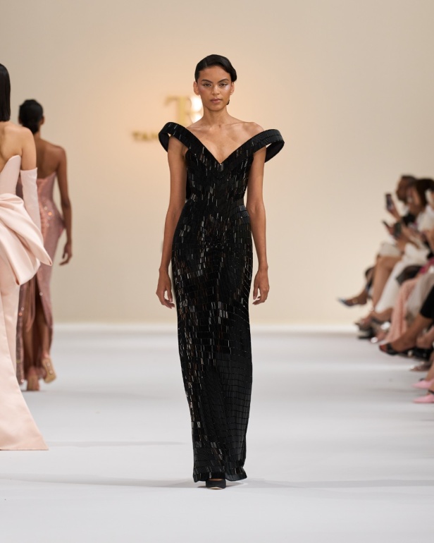 "تمارا رالف" تبدع في تقديم مجموعة كوتور مستوحاة من الآرت ديكو.. وتكشف لـ"هي": المرأة العربية تقدّر الموضة والرفاهية (فيديو)