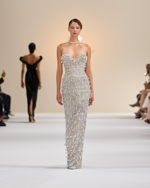 "تمارا رالف" تبدع في تقديم مجموعة كوتور مستوحاة من الآرت ديكو.. وتكشف لـ"هي": المرأة العربية تقدّر الموضة والرفاهية (فيديو)