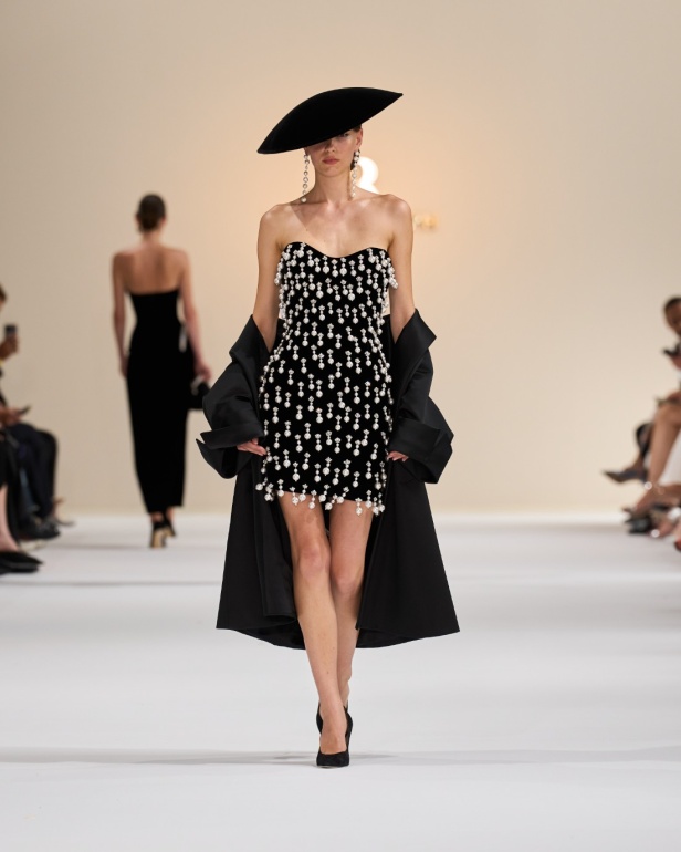 "تمارا رالف" تبدع في تقديم مجموعة كوتور مستوحاة من الآرت ديكو.. وتكشف لـ"هي": المرأة العربية تقدّر الموضة والرفاهية (فيديو)