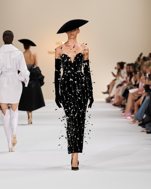 "تمارا رالف" تبدع في تقديم مجموعة كوتور مستوحاة من الآرت ديكو.. وتكشف لـ"هي": المرأة العربية تقدّر الموضة والرفاهية (فيديو)