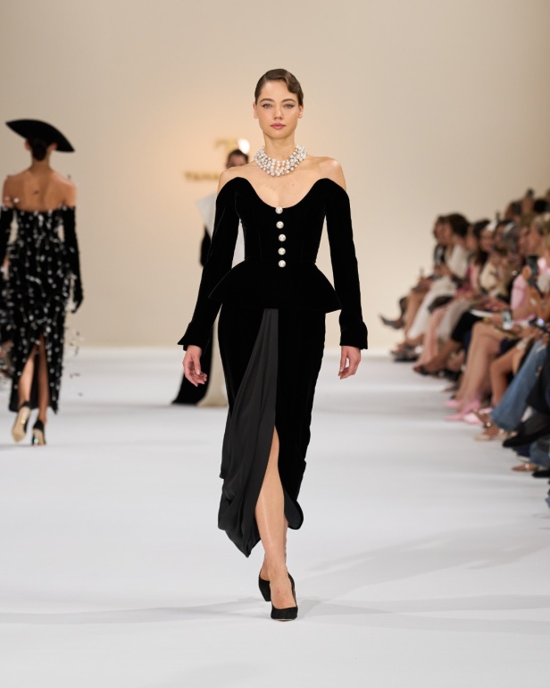 "تمارا رالف" تبدع في تقديم مجموعة كوتور مستوحاة من الآرت ديكو.. وتكشف لـ"هي": المرأة العربية تقدّر الموضة والرفاهية (فيديو)