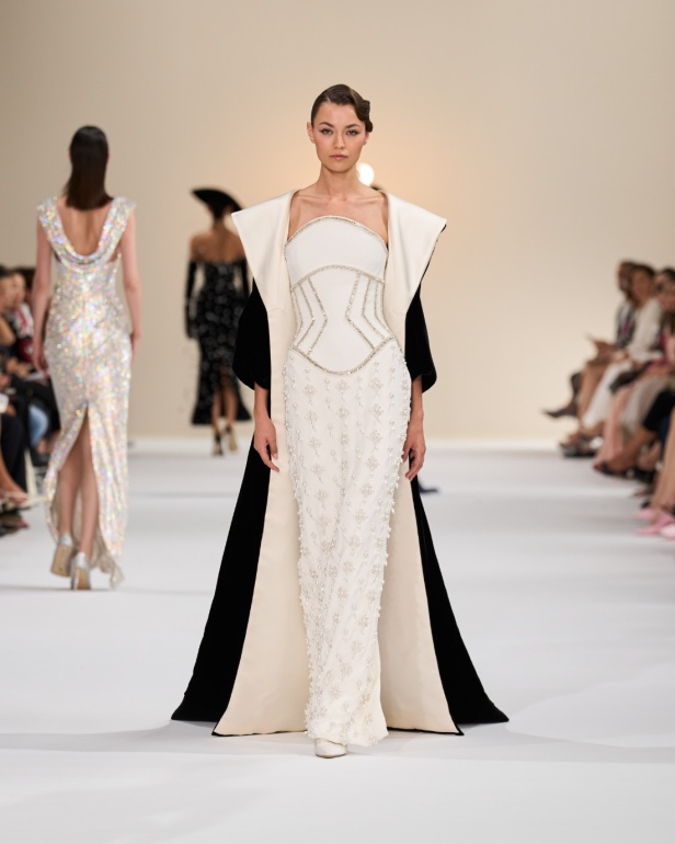 "تمارا رالف" تبدع في تقديم مجموعة كوتور مستوحاة من الآرت ديكو.. وتكشف لـ"هي": المرأة العربية تقدّر الموضة والرفاهية (فيديو)