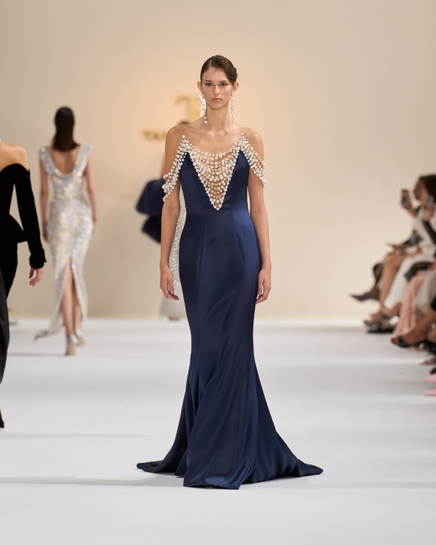 "تمارا رالف" تبدع في تقديم مجموعة كوتور مستوحاة من الآرت ديكو.. وتكشف لـ"هي": المرأة العربية تقدّر الموضة والرفاهية (فيديو)