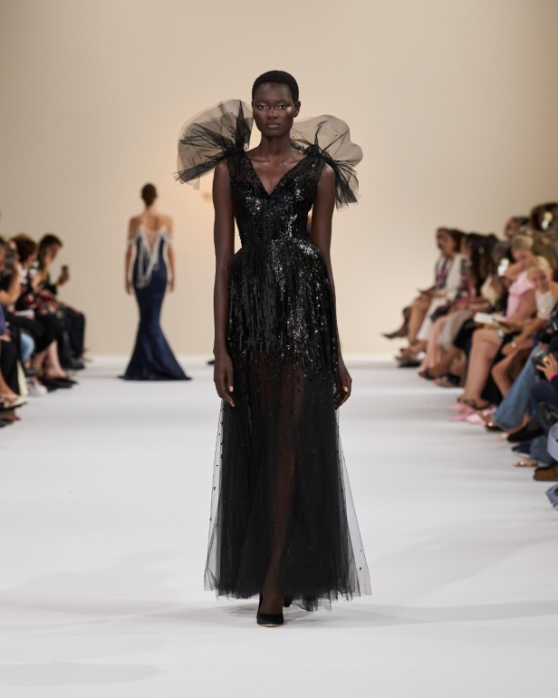 "تمارا رالف" تبدع في تقديم مجموعة كوتور مستوحاة من الآرت ديكو.. وتكشف لـ"هي": المرأة العربية تقدّر الموضة والرفاهية (فيديو)