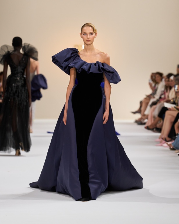 "تمارا رالف" تبدع في تقديم مجموعة كوتور مستوحاة من الآرت ديكو.. وتكشف لـ"هي": المرأة العربية تقدّر الموضة والرفاهية (فيديو)