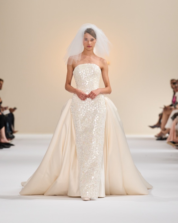 "تمارا رالف" تبدع في تقديم مجموعة كوتور مستوحاة من الآرت ديكو.. وتكشف لـ"هي": المرأة العربية تقدّر الموضة والرفاهية (فيديو)