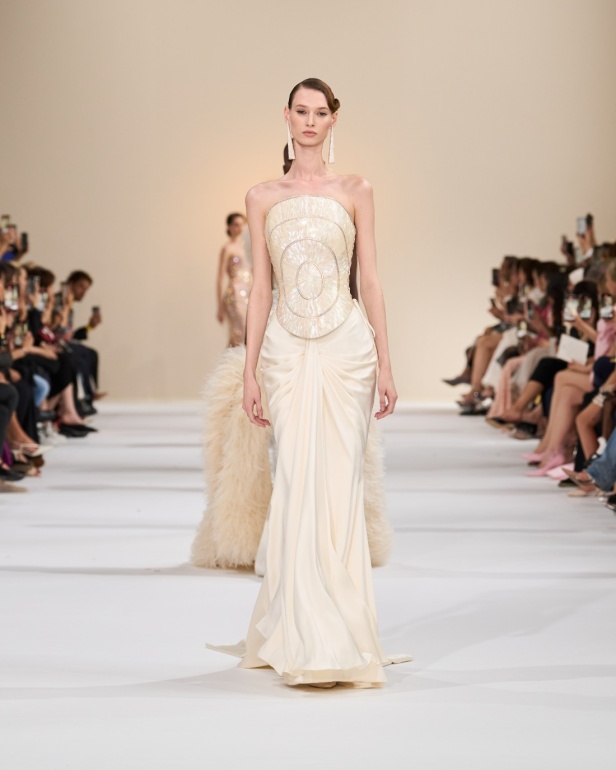 "تمارا رالف" تبدع في تقديم مجموعة كوتور مستوحاة من الآرت ديكو.. وتكشف لـ"هي": المرأة العربية تقدّر الموضة والرفاهية (فيديو)