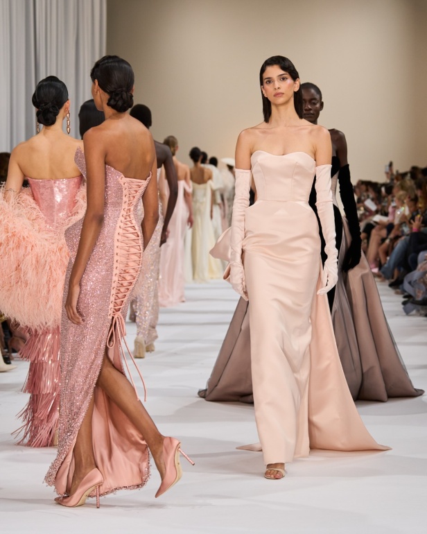 "تمارا رالف" تبدع في تقديم مجموعة كوتور مستوحاة من الآرت ديكو.. وتكشف لـ"هي": المرأة العربية تقدّر الموضة والرفاهية (فيديو)