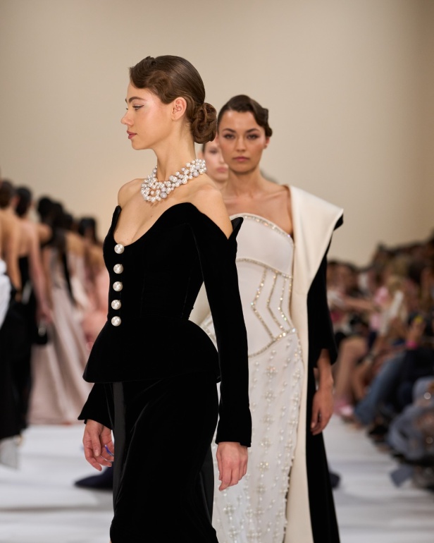 "تمارا رالف" تبدع في تقديم مجموعة كوتور مستوحاة من الآرت ديكو.. وتكشف لـ"هي": المرأة العربية تقدّر الموضة والرفاهية (فيديو)