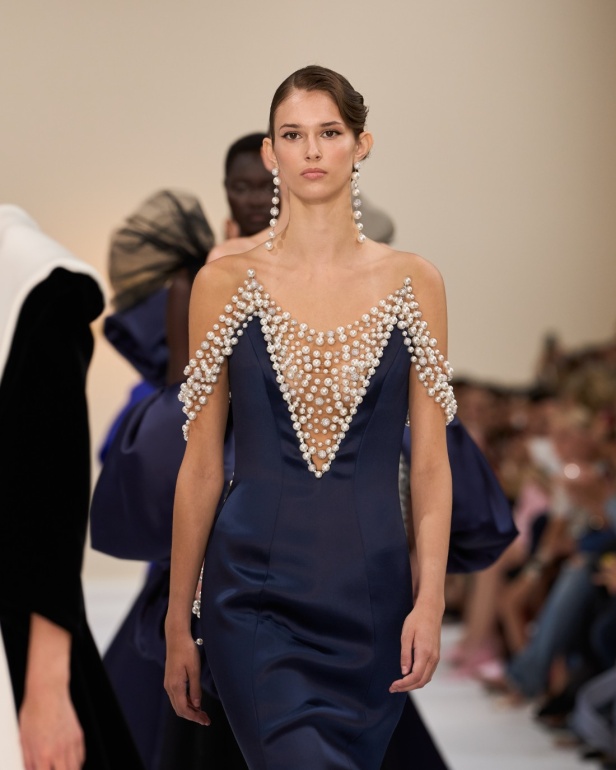 "تمارا رالف" تبدع في تقديم مجموعة كوتور مستوحاة من الآرت ديكو.. وتكشف لـ"هي": المرأة العربية تقدّر الموضة والرفاهية (فيديو)