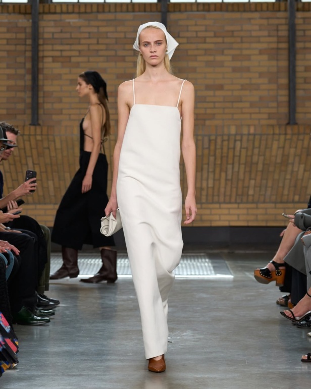 مجموعة "كالفن كلاين" من توقيع "فيرونيكا ليوني"... مرحة وأنيقة في آنٍ واحد