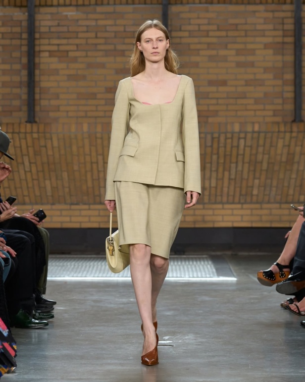 مجموعة "كالفن كلاين" من توقيع "فيرونيكا ليوني"... مرحة وأنيقة في آنٍ واحد