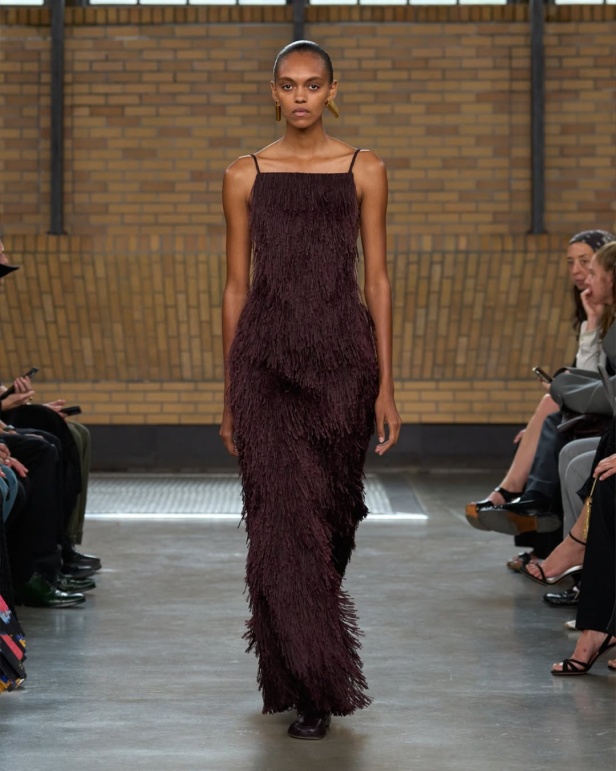 مجموعة "كالفن كلاين" من توقيع "فيرونيكا ليوني"... مرحة وأنيقة في آنٍ واحد