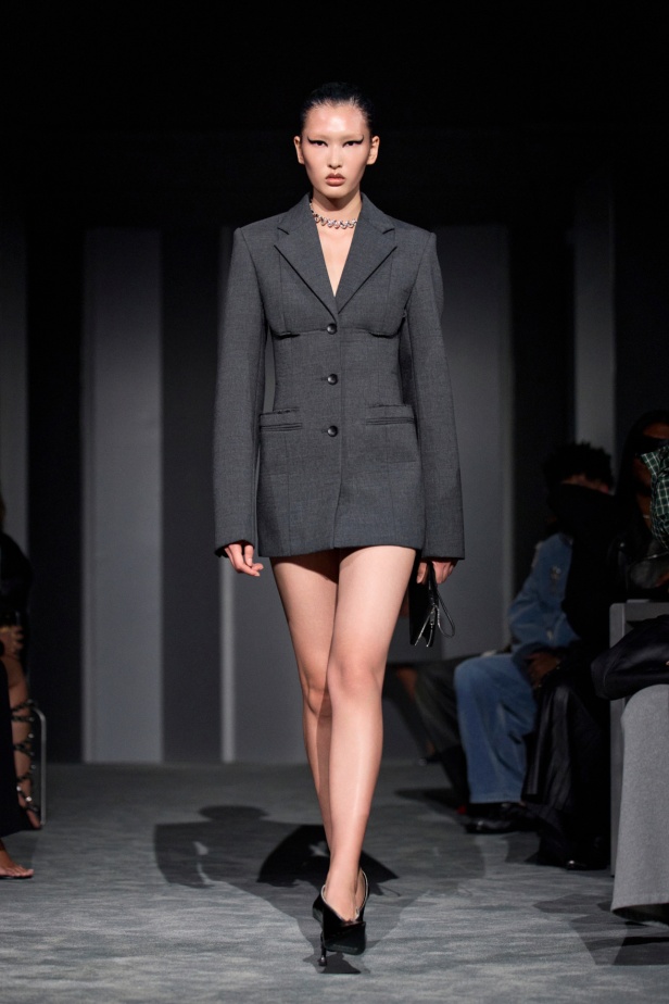  عرض أزياء Alexander Wang لربيع وصيف 2026