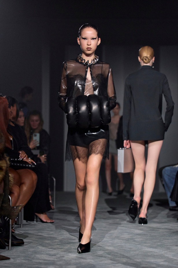  عرض أزياء Alexander Wang لربيع وصيف 2026