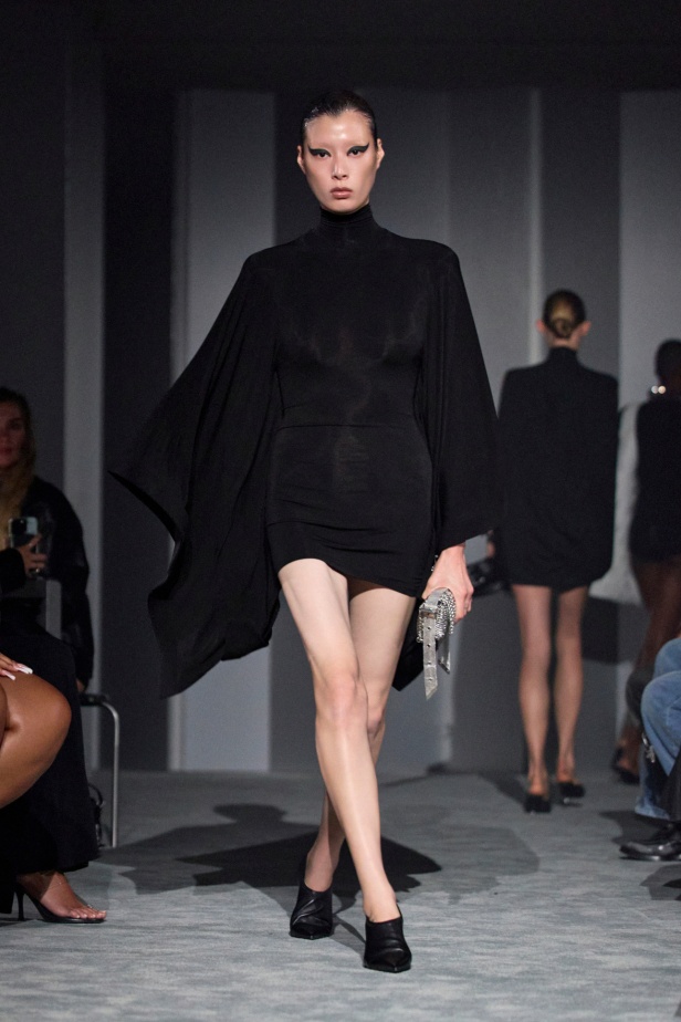  عرض أزياء Alexander Wang لربيع وصيف 2026