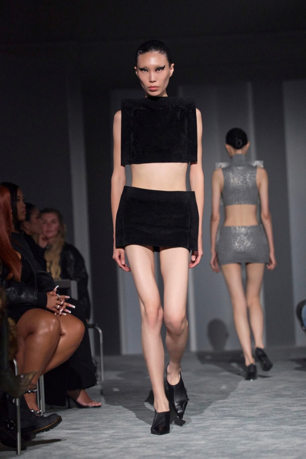  عرض أزياء Alexander Wang لربيع وصيف 2026