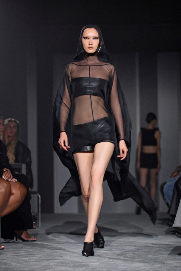  عرض أزياء Alexander Wang لربيع وصيف 2026