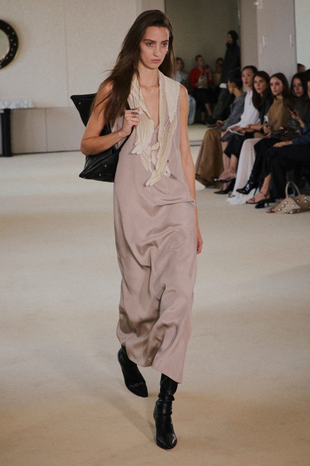 مجموعة Altuzarra لربيع وصيف 2026... اكتشاف الجمال في ما هو غير متوقع