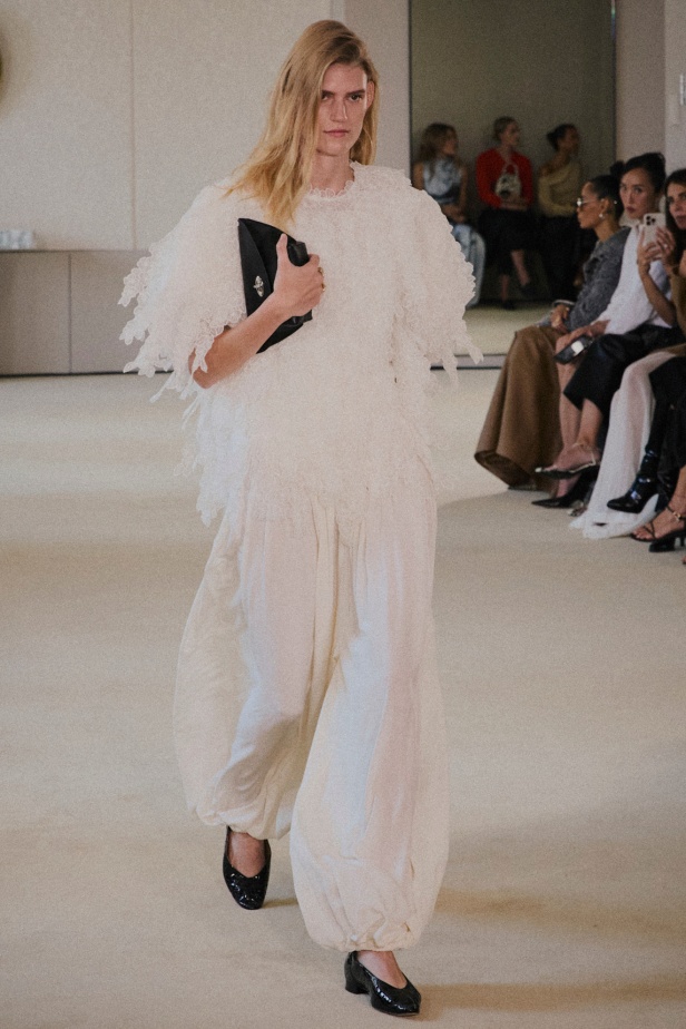 مجموعة Altuzarra لربيع وصيف 2026... اكتشاف الجمال في ما هو غير متوقع