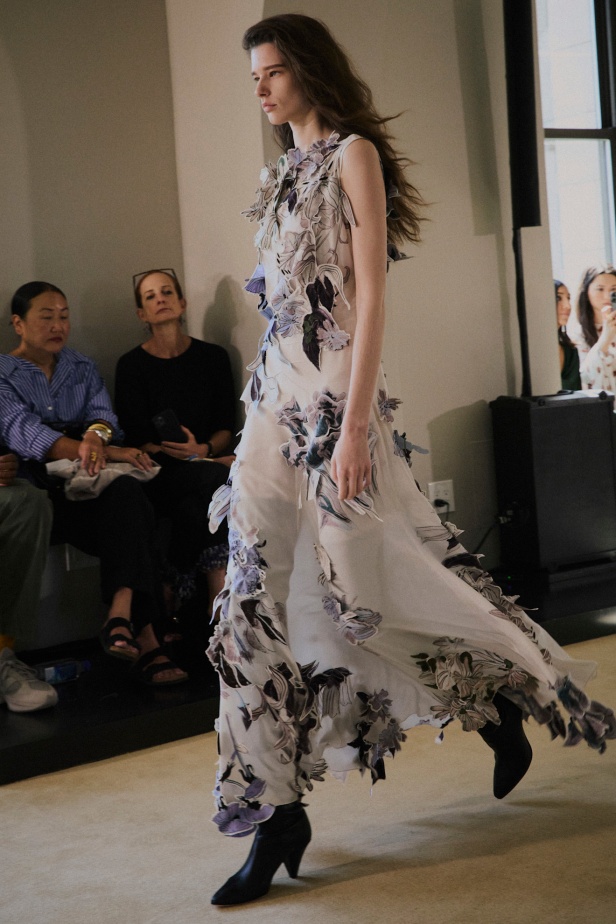 مجموعة Altuzarra لربيع وصيف 2026... اكتشاف الجمال في ما هو غير متوقع