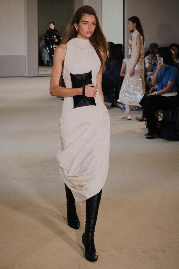 مجموعة Altuzarra لربيع وصيف 2026... اكتشاف الجمال في ما هو غير متوقع