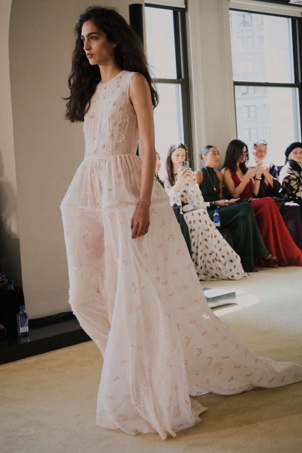 مجموعة Altuzarra لربيع وصيف 2026... اكتشاف الجمال في ما هو غير متوقع