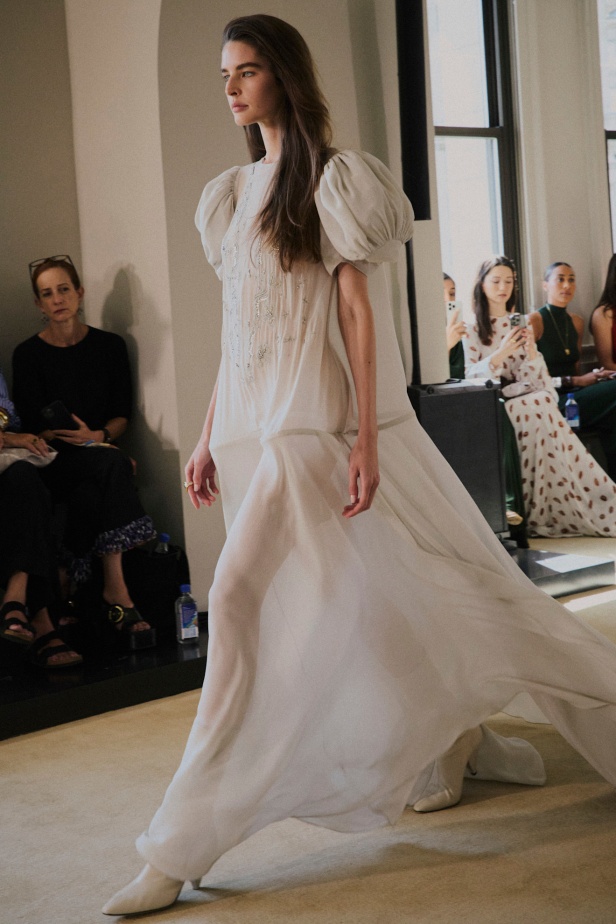 مجموعة Altuzarra لربيع وصيف 2026... اكتشاف الجمال في ما هو غير متوقع