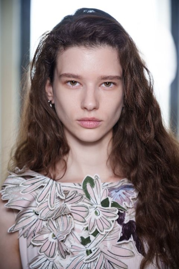 مجموعة Altuzarra لربيع وصيف 2026... اكتشاف الجمال في ما هو غير متوقع