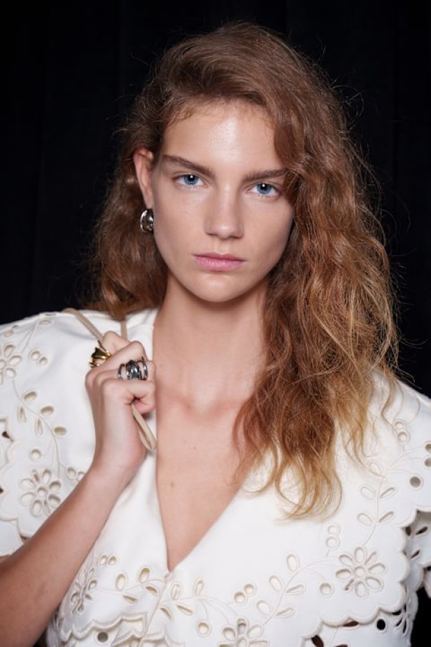 مجموعة Altuzarra لربيع وصيف 2026... اكتشاف الجمال في ما هو غير متوقع