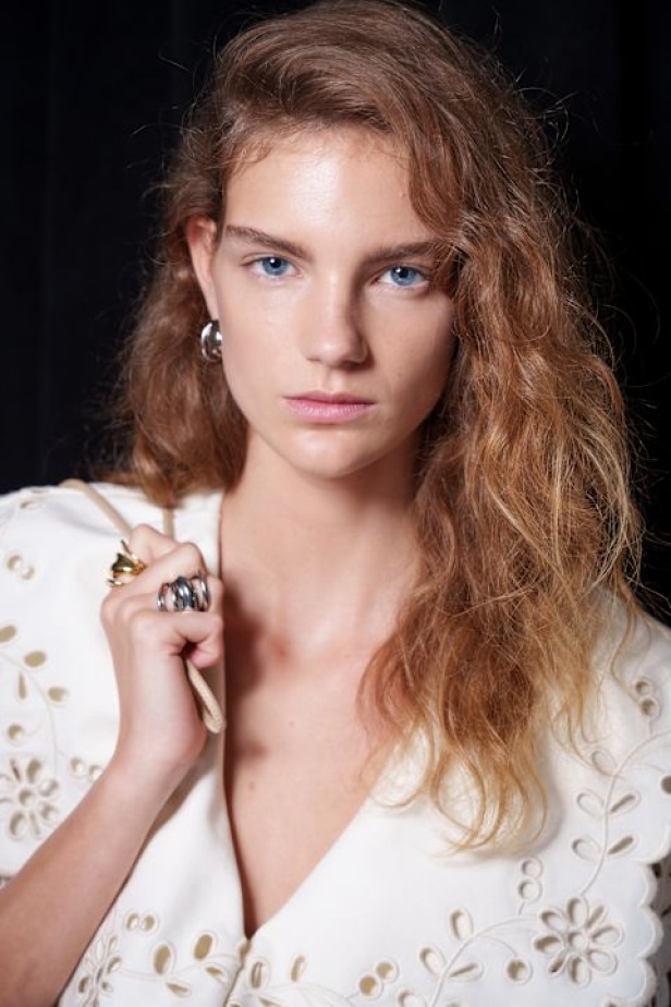 مجموعة Altuzarra لربيع وصيف 2026... اكتشاف الجمال في ما هو غير متوقع