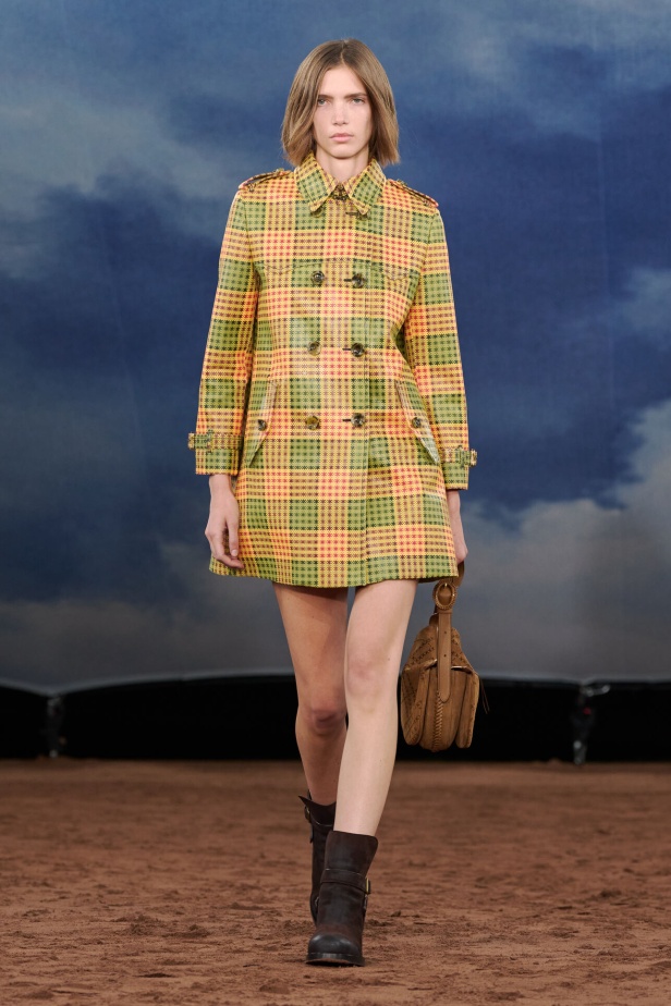 مجموعة Burberry لربيع وصيف 2026 تحيي موضة الشباب
