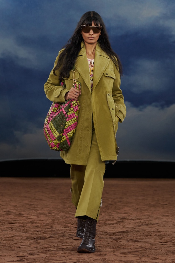 مجموعة Burberry لربيع وصيف 2026 تحيي موضة الشباب