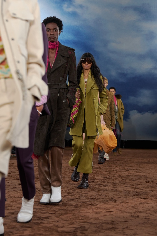 مجموعة Burberry لربيع وصيف 2026 تحيي موضة الشباب