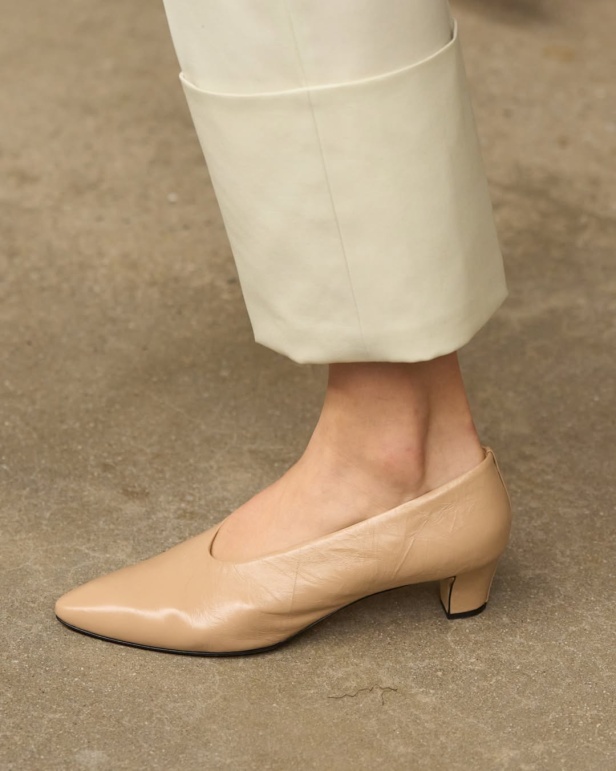 مجموعة "كالفن كلاين" من توقيع "فيرونيكا ليوني"... مرحة وأنيقة في آنٍ واحد