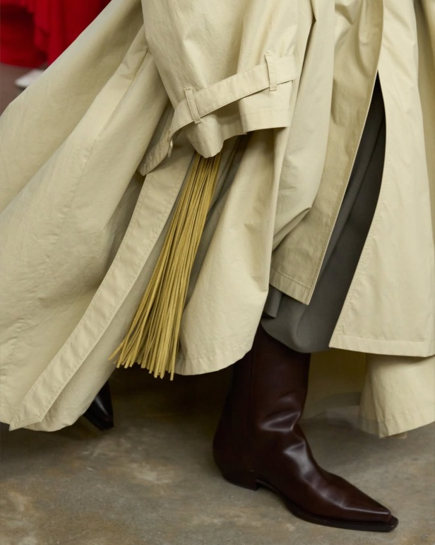 مجموعة "كالفن كلاين" من توقيع "فيرونيكا ليوني"... مرحة وأنيقة في آنٍ واحد