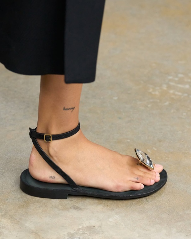 مجموعة "كالفن كلاين" من توقيع "فيرونيكا ليوني"... مرحة وأنيقة في آنٍ واحد