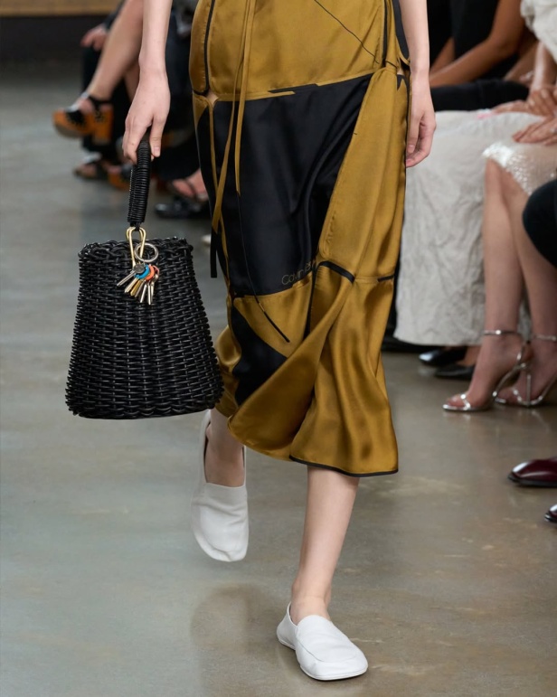 مجموعة "كالفن كلاين" من توقيع "فيرونيكا ليوني"... مرحة وأنيقة في آنٍ واحد