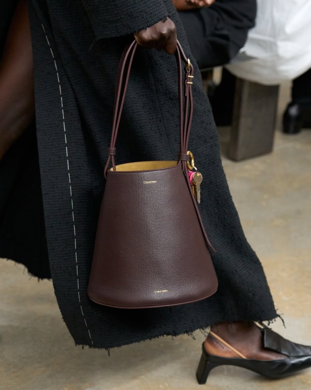 مجموعة "كالفن كلاين" من توقيع "فيرونيكا ليوني"... مرحة وأنيقة في آنٍ واحد