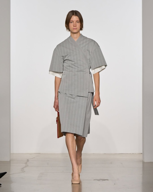 مجموعة "كالفن كلاين" من توقيع "فيرونيكا ليوني"... مرحة وأنيقة في آنٍ واحد