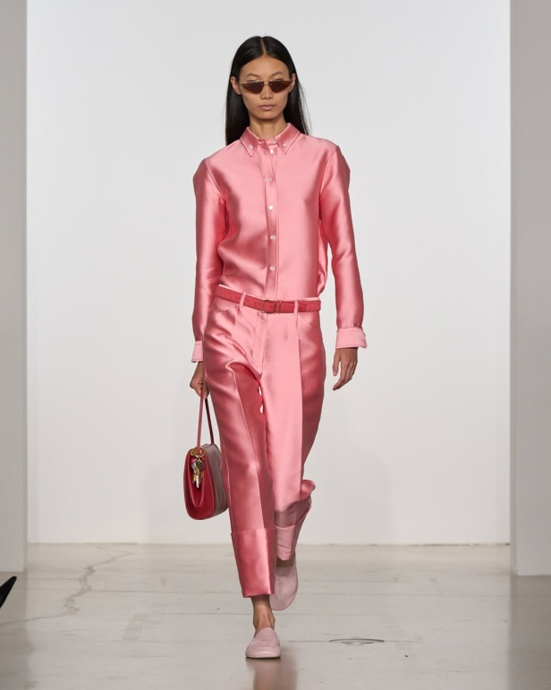 مجموعة "كالفن كلاين" من توقيع "فيرونيكا ليوني"... مرحة وأنيقة في آنٍ واحد