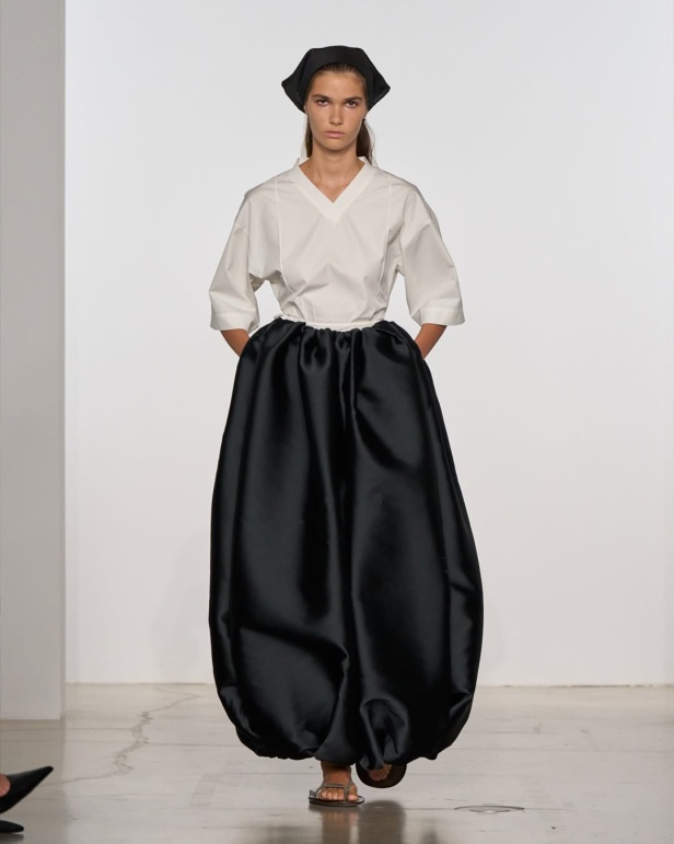 مجموعة "كالفن كلاين" من توقيع "فيرونيكا ليوني"... مرحة وأنيقة في آنٍ واحد