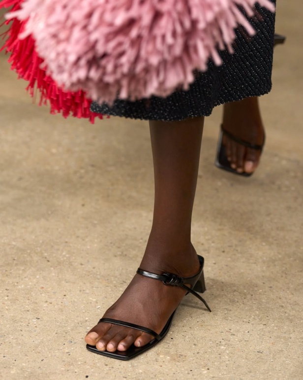 مجموعة "كالفن كلاين" من توقيع "فيرونيكا ليوني"... مرحة وأنيقة في آنٍ واحد