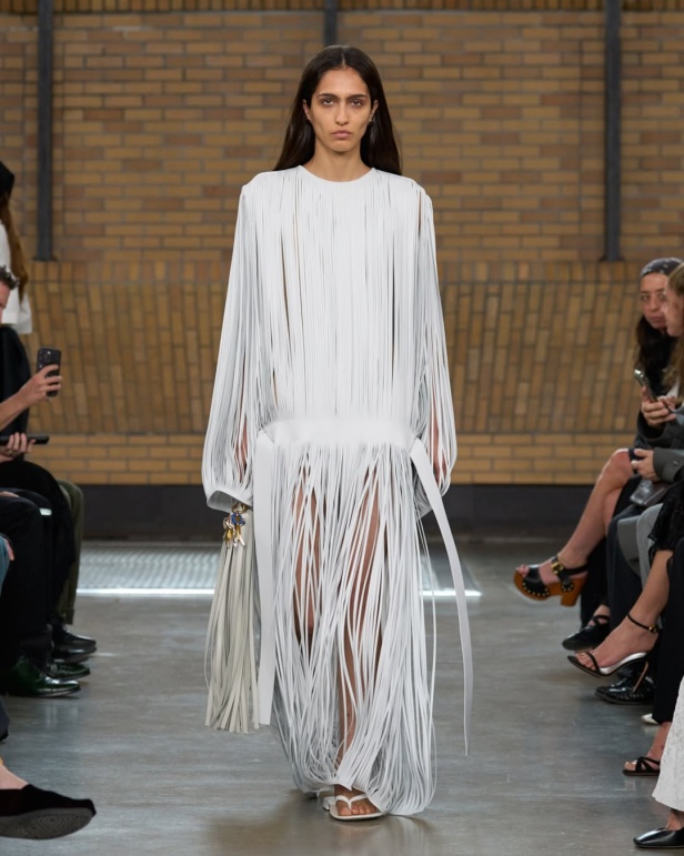 مجموعة "كالفن كلاين" من توقيع "فيرونيكا ليوني"... مرحة وأنيقة في آنٍ واحد