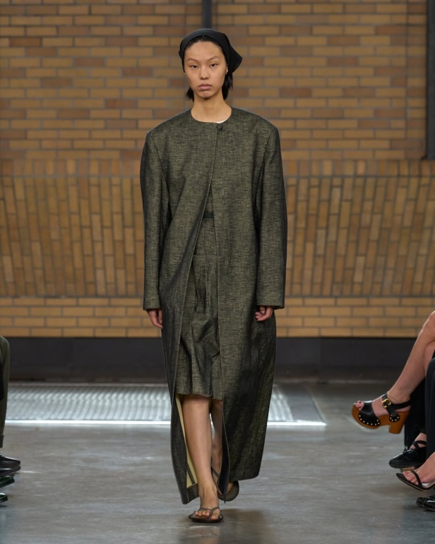 مجموعة "كالفن كلاين" من توقيع "فيرونيكا ليوني"... مرحة وأنيقة في آنٍ واحد