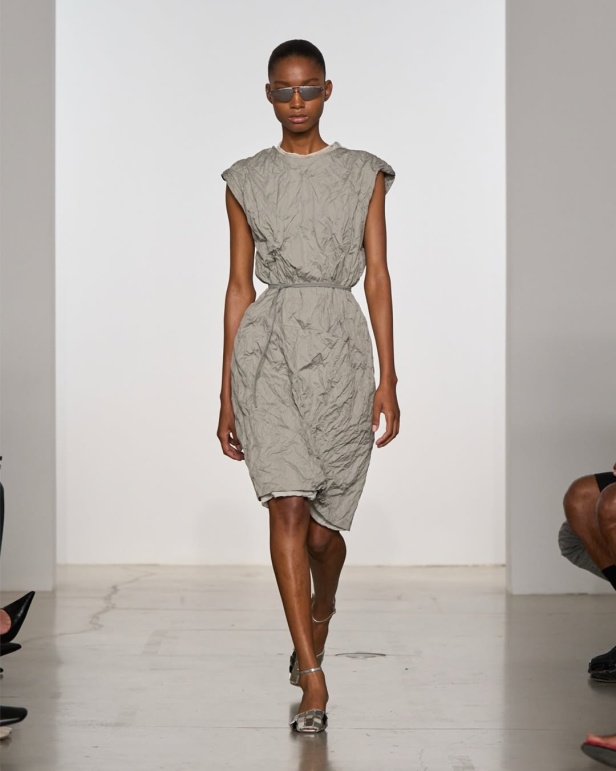 مجموعة "كالفن كلاين" من توقيع "فيرونيكا ليوني"... مرحة وأنيقة في آنٍ واحد